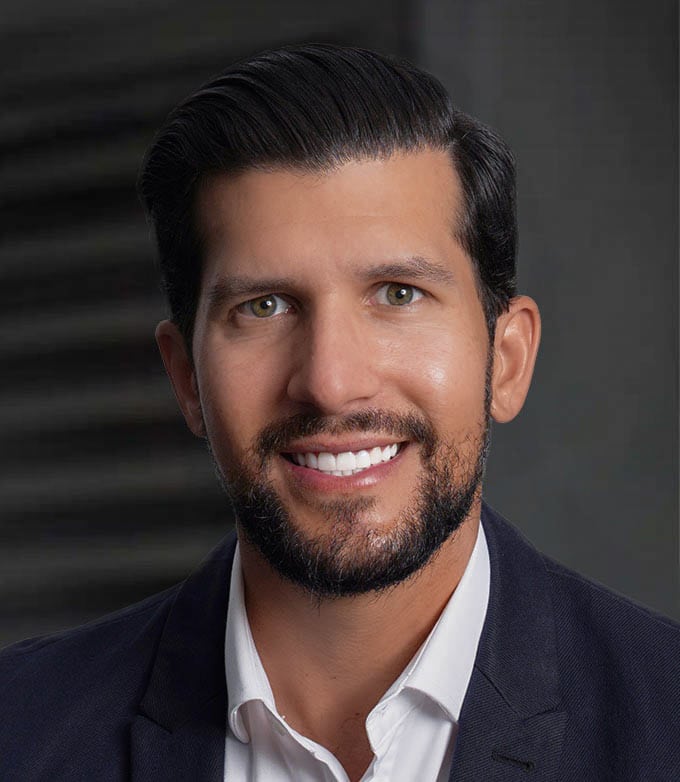 Julian DeOliveira headshot