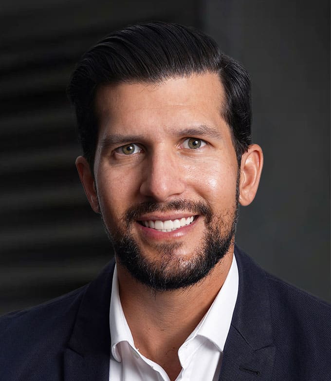 Julian DeOliveira headshot
